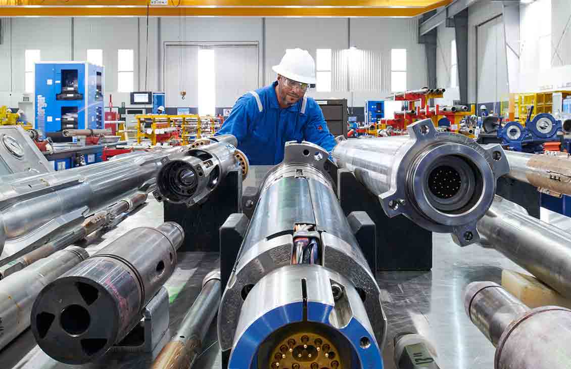 Photo of person working with equipment at manufacturing facility (Tier 1_ MaintenanceFacility_Nizwa_MENA_5785)