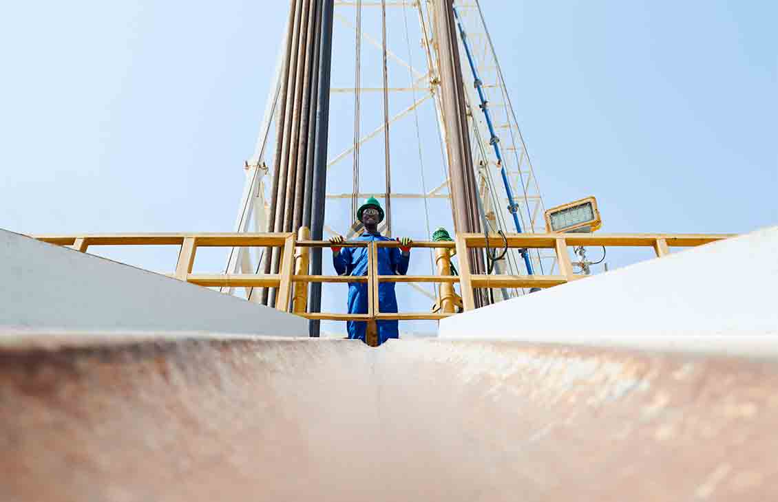 Photo of man looking down rig on site (Tier 1_LearningCenter_Abu Dhabi_MENA_8465)